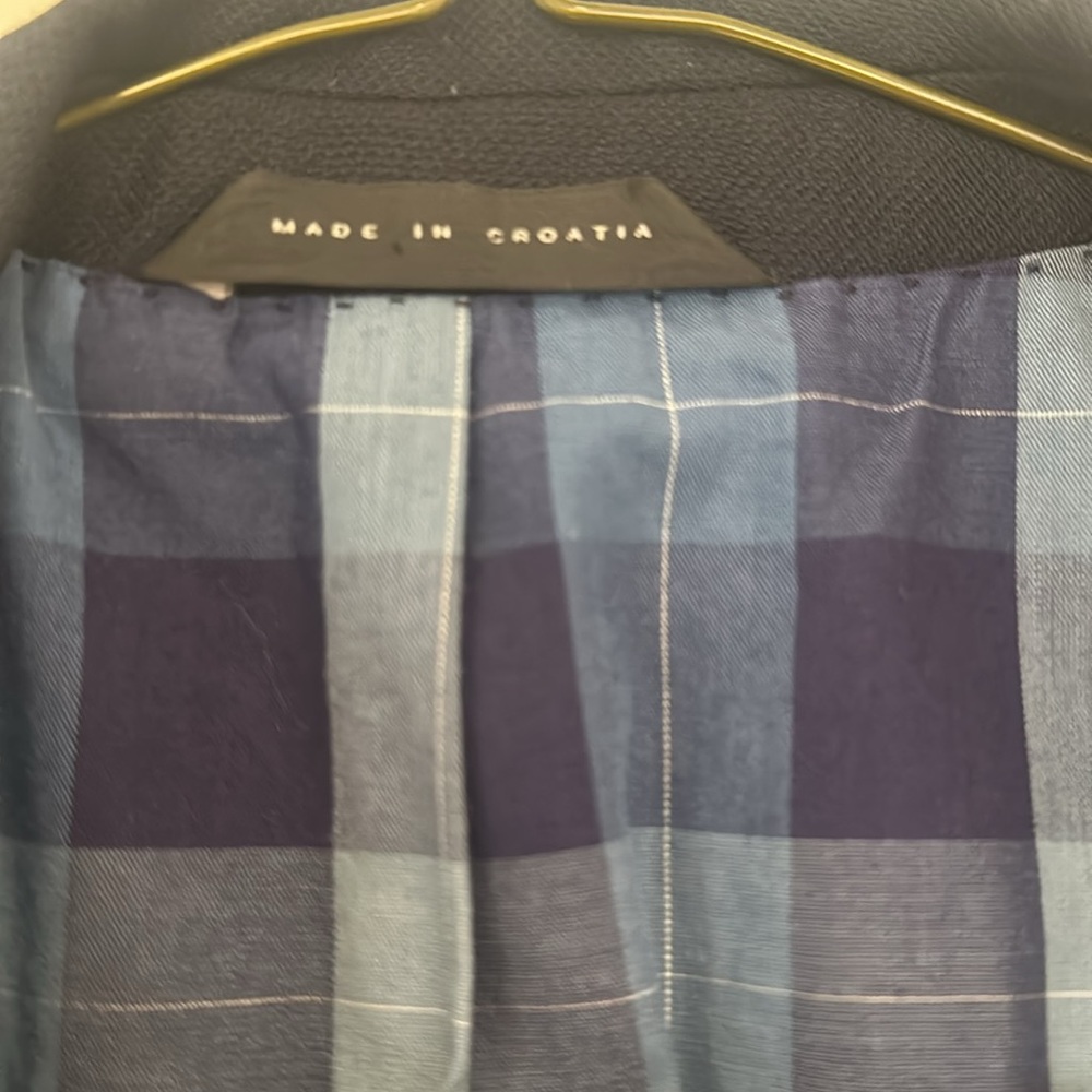 Ready to wear Navy Blue Hugo Boss Sportcoat. Great condition! - Picture 7 of 8